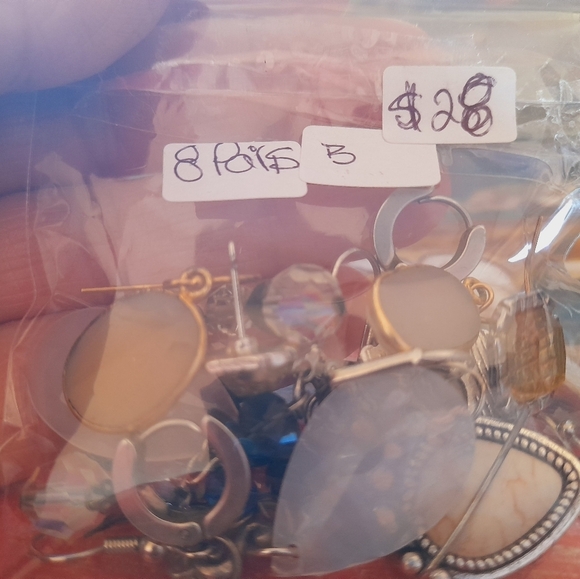 Lot Of 8 Pairs Of Good Quality Assorted Earrings with Stone and Metal Accents - Picture 5 of 6